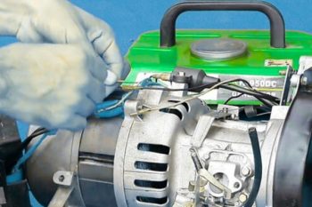 تعمیر کردن یک موتور برق را نمایش دهد برای توضیح تفاوت موتور برق بنزینی و دیزلی